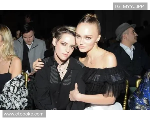 女子与足球明星亲密合影展现运动魅力与青春活力的精彩瞬间